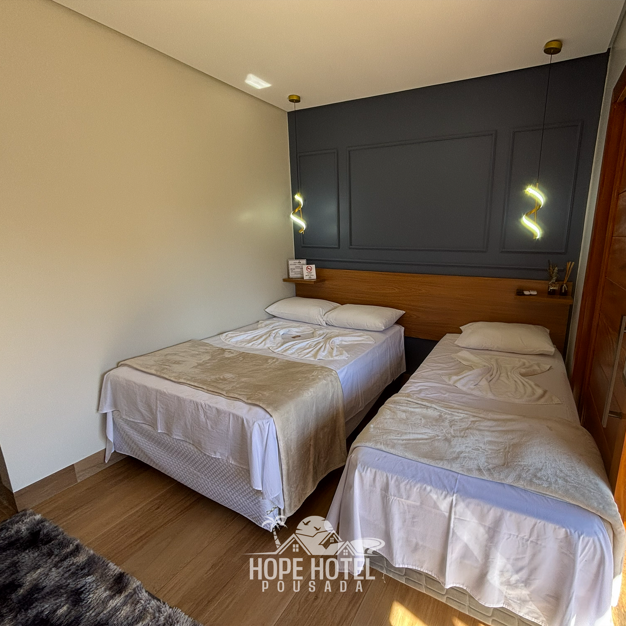 Quarto Econômico com cama de solteiro.